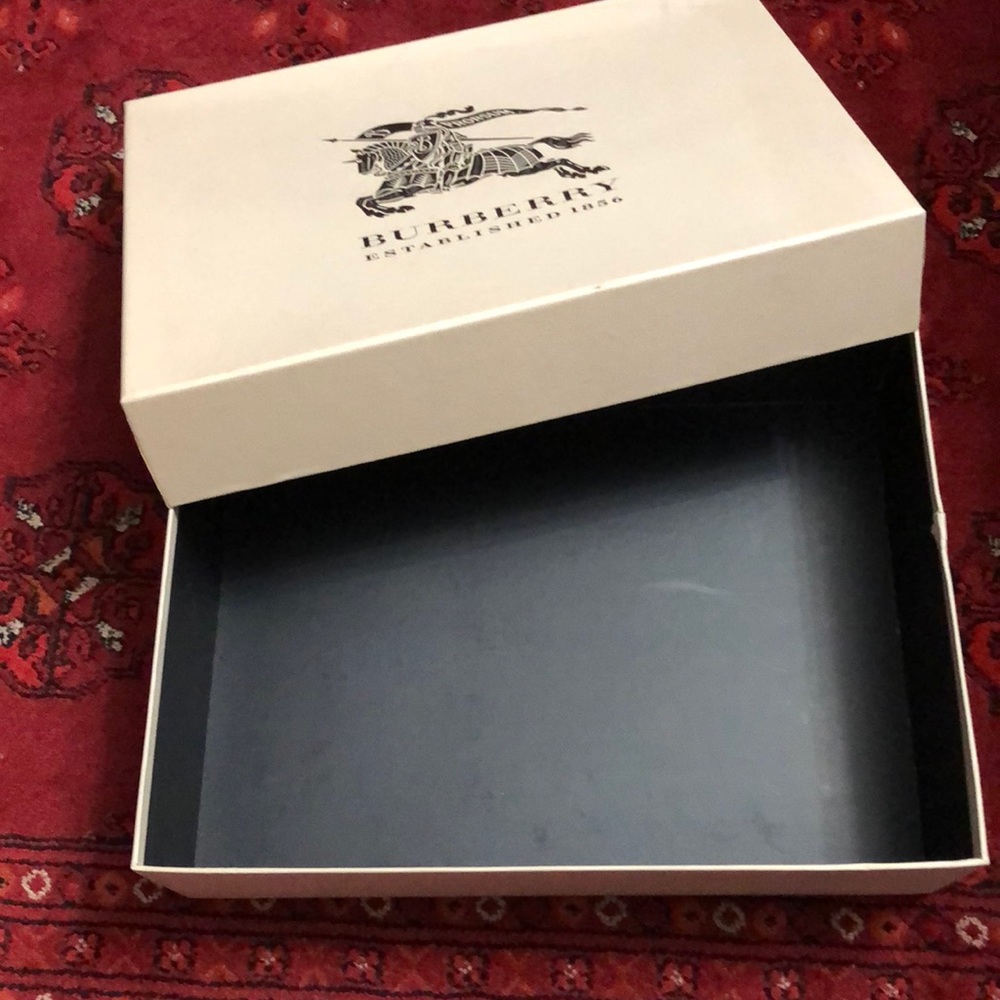 BURBERRY BIG GIFT BOX - Picture 2 of 2